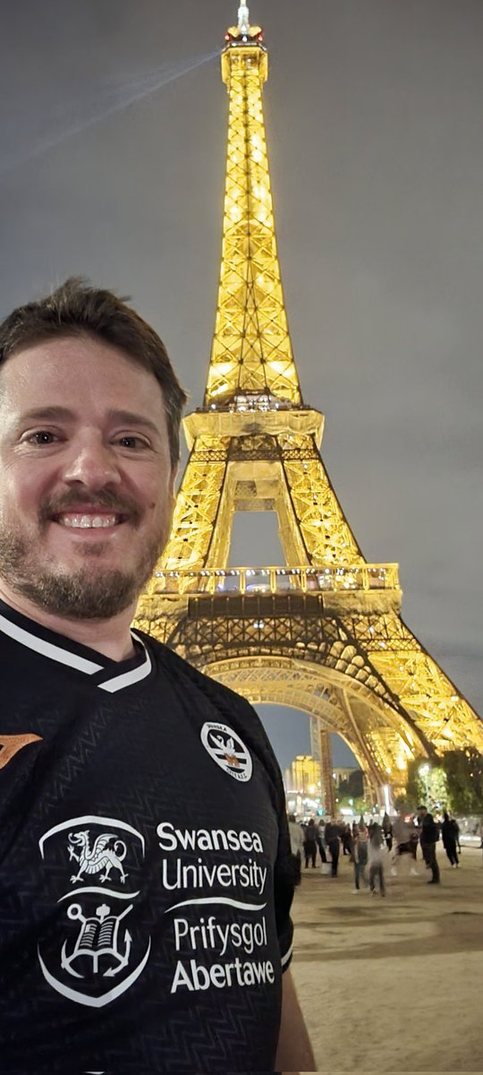 UpstateJacks's tweet photo. Bonsoir from Paris! Getting to enjoy a night game at night for a change! Come on you Swans! #jacksathome #Jacksontour https://t.co/geFWmBROZW