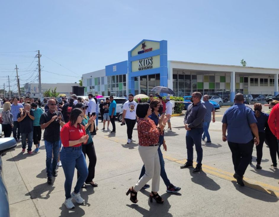 Protestan en Ponce contra LUMA por 70 sectores sin servicio eléctrico | bit.ly/3SEUlPb

Luego de 17 días sin luz familias con niños, adultos mayores y encamados -de 70 sectores ponceños- sufren la carencia del servicio, situación ya insostenible.