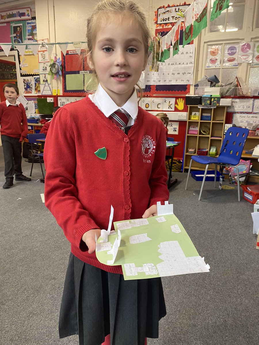 yggllynyforwyn's tweet photo. Gwaith Arwynebedd Blwyddyn 3 - Buon ni’n brysur heddiw wrth gynllunio cynllun llawr newydd i Owain Glyndwr ar gyfer Castell Sycharth! #arwynebedd #vividvirtualreality #4diben #CiG https://t.co/aZGKwOe32N