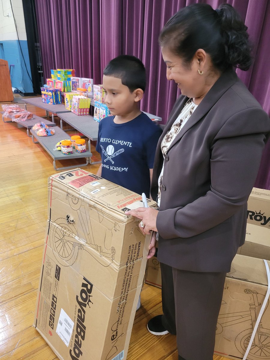Count Day fun at <a href="/RCLADetroit/">RobertoClementeLearningAcademy</a> ! Over 92% of students were in attendance today! All students received a special treat! Every day counts! Attendance matters! #Cohort2 #letsgo <a href="/Susie92286632/">Nidia Ashby</a>