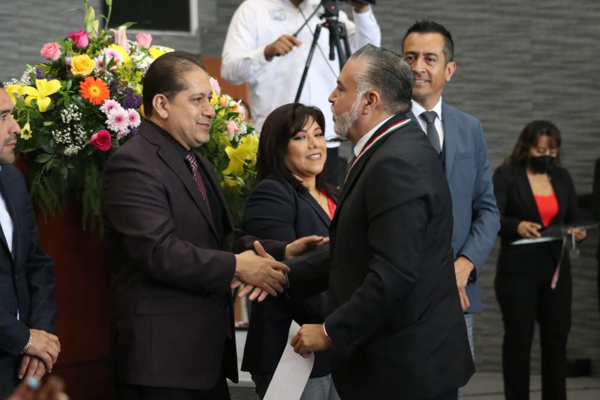 MorelosCongreso's tweet photo. El #CongresoMorelos otorga el Premio Estatal del Abogado "Antonio Díaz Soto y Gama" 2022 en la categoría Mérito en el Ejercicio del Derecho en los municipios, órganos constitucionales y autónomos a:

🏅⚖ Mtra. Isabel Guadarrama Bustamante.

🏅⚖ Mtro. Juan Antonio Valdez. https://t.co/1mo9VvQIYY