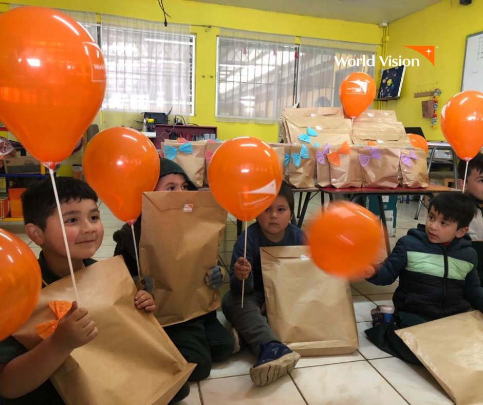 WorldVisionCHL's tweet photo. Continuamos entregando 🎁 x el mes de la #niñez. Los niños/as de prekinder y kinder del Colegio Domingo Parra de #Coronel fueron quienes recibieron su regalo esta semana🫰. Colabora en el link en bio para seguir brindando un mejor futuro 💪 a la niñez del país 🧡. https://t.co/Y7jGjUFMFJ