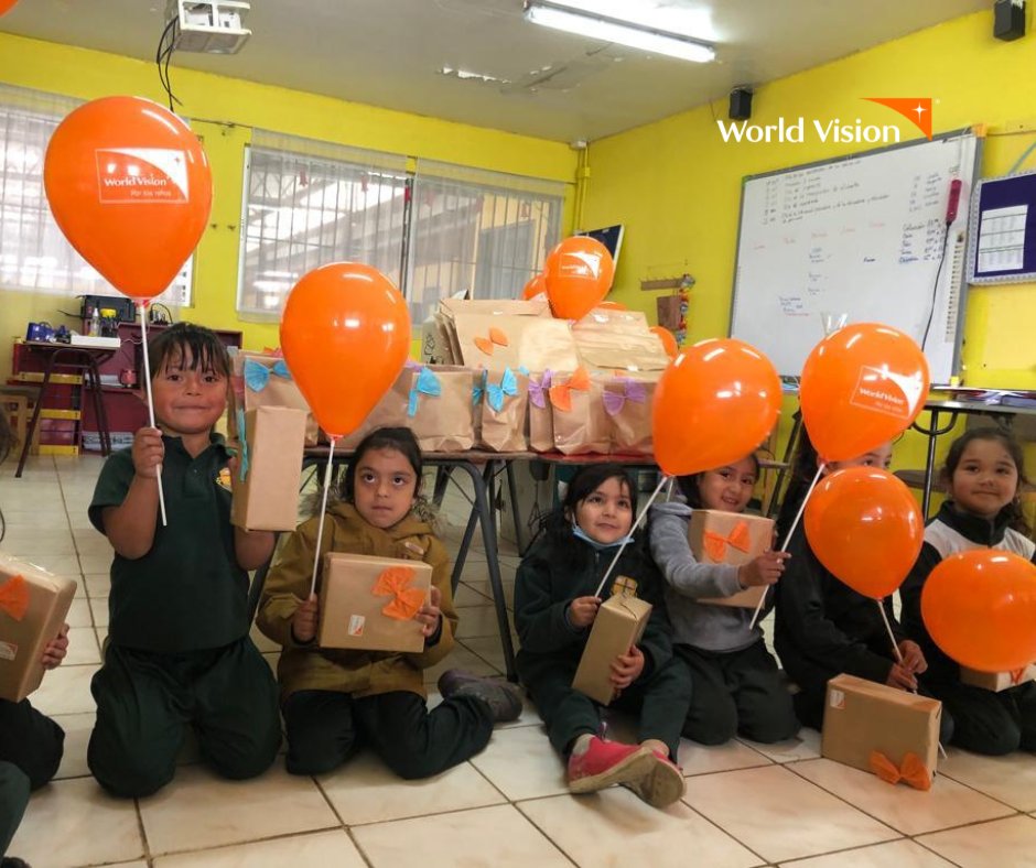 WorldVisionCHL's tweet photo. Continuamos entregando 🎁 x el mes de la #niñez. Los niños/as de prekinder y kinder del Colegio Domingo Parra de #Coronel fueron quienes recibieron su regalo esta semana🫰. Colabora en el link en bio para seguir brindando un mejor futuro 💪 a la niñez del país 🧡. https://t.co/Y7jGjUFMFJ
