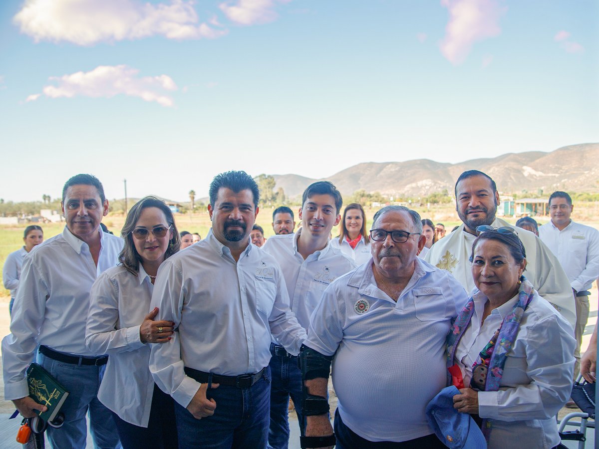 VinosElCielo's tweet photo. ¡9 años de grandes logros! 9 Años de iniciar un sueño y vivir en El Cielo!✨

Damos gracias por un año más juntos, estamos
profundamente agradecidos por estos años de éxitos y
sueños cumplidos✨

¡Feliz aniversario para todos!✨

#ElCielo9Aniversario #VinosElCielo https://t.co/wyNct6SMLY