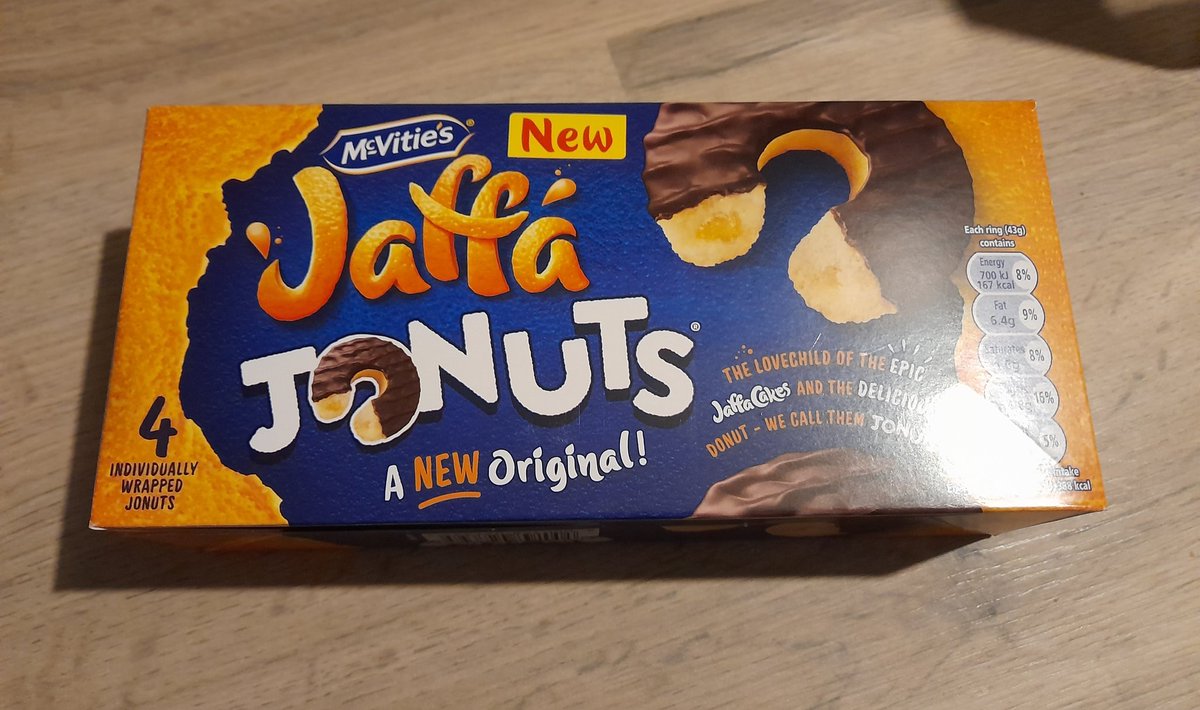 Del_Boy_Guru's tweet photo. Found these in a local shop earlier and was intrigued ๐ค
Are they cake, are they donut, are they biscuit or something new entirely?!?
Guess there's only one way to find out now isn't there... ๐๐ฏ๐ฉ
#JaffaCake
#Jonuts
#FusionFrenzy
#HybridHavok https://t.co/U7iqtslEsn