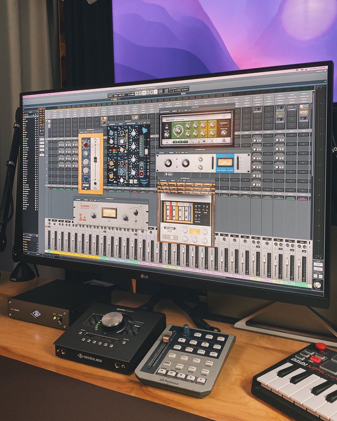 Universal Audio (UAudio) / Twitter