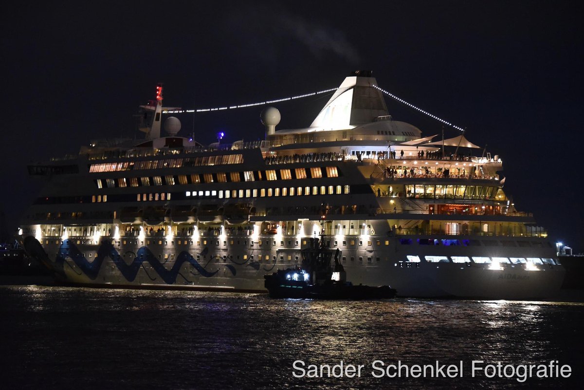 Doel van vanavond was om nummer 114 in de serie "Cruiseschepen over de Nieuwe Maas, Nieuwe Waterweg en 't Scheur" binnen te loodsen. Met de Island Princess is dat zeker gelukt. In de monding van de Waalhaven had ze een ontmoeting met de AidaAura, zij blijft overnachten bij de CPR