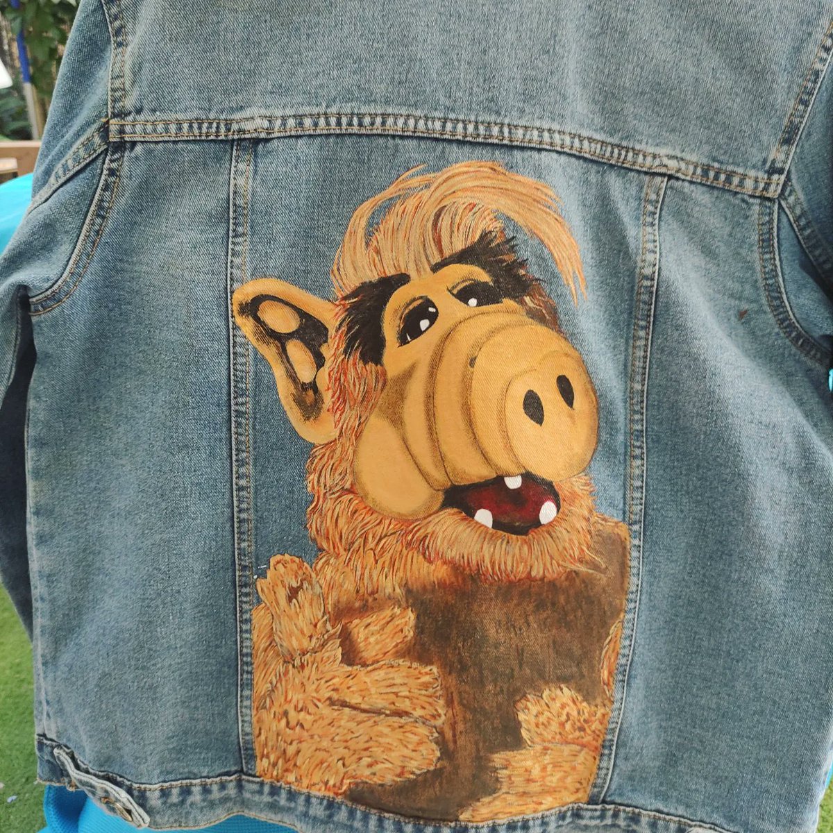 HonuaPelusa's tweet photo. ¡No hay problema! Alf ha vuelto para quedarse en una de nuestras chaquetas 😍
#alf #notproblem #90s #80s #series #chaquetas #chaquetasjeans #moda #jacket #art #customjacket #handmade https://t.co/FQUAJZir7t