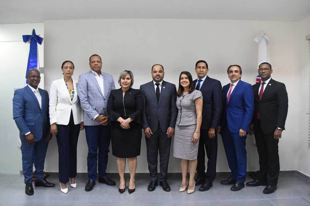 Sostuvimos una mesa de trabajo con <a href="/DefensorRD/">Defensor del Pueblo</a> y <a href="/ProConsumidorRD/">ProConsumidor</a> con miras a fortalecer los lazos de relaciones interinstitucionales. Los expertos establecieron puntos y abordaron diferentes tópicos para un intercambio de ideas en beneficio de los consumidores.

#MesadeTrabajo