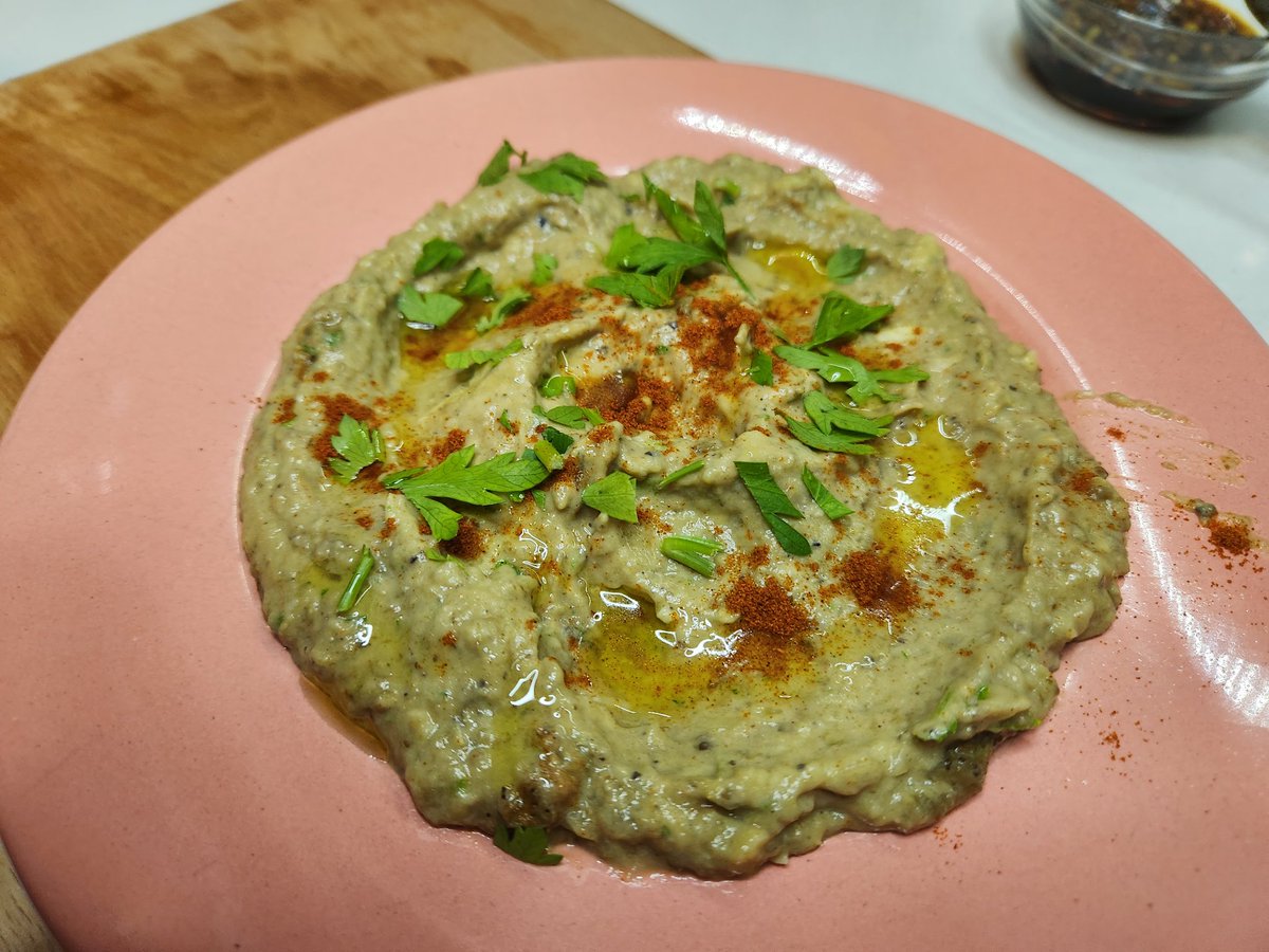 Babagonuş ya da Baba Ganoush. En yaygın ortadogu mezelerinden birisi. Türkçesi şımarmış baba demek. Aslında demek kızımızın yapıp benim yemem lazımdı bu seferlik ben yaptım, hem de Turkiyede alışık olduğumuz Suriye stili değil orijinal Lübnan stilinde yaptım. Bekleyiniz tarifi.