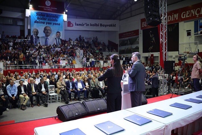 Depremzede vatandaşlarımızı yeni evlerine kavuşturma hedefiyle İzmir Büyükşehir Belediyesi öncülüğünde başlatılan ve Türkiye’de ilk kez uygulanan Halk Konut Projesi toplu imza törenini Bayraklımızda gerçekleştirdik. Sn. <a href="/tuncsoyer/">Tunç Soyer</a> ve ekibine şükran borçluyuz. Hayırlı uğurlu olsun