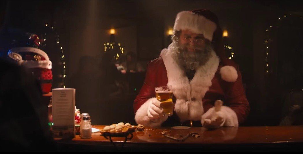 Noite Infeliz: David Harbour vive Papai Noel em trailer de novo