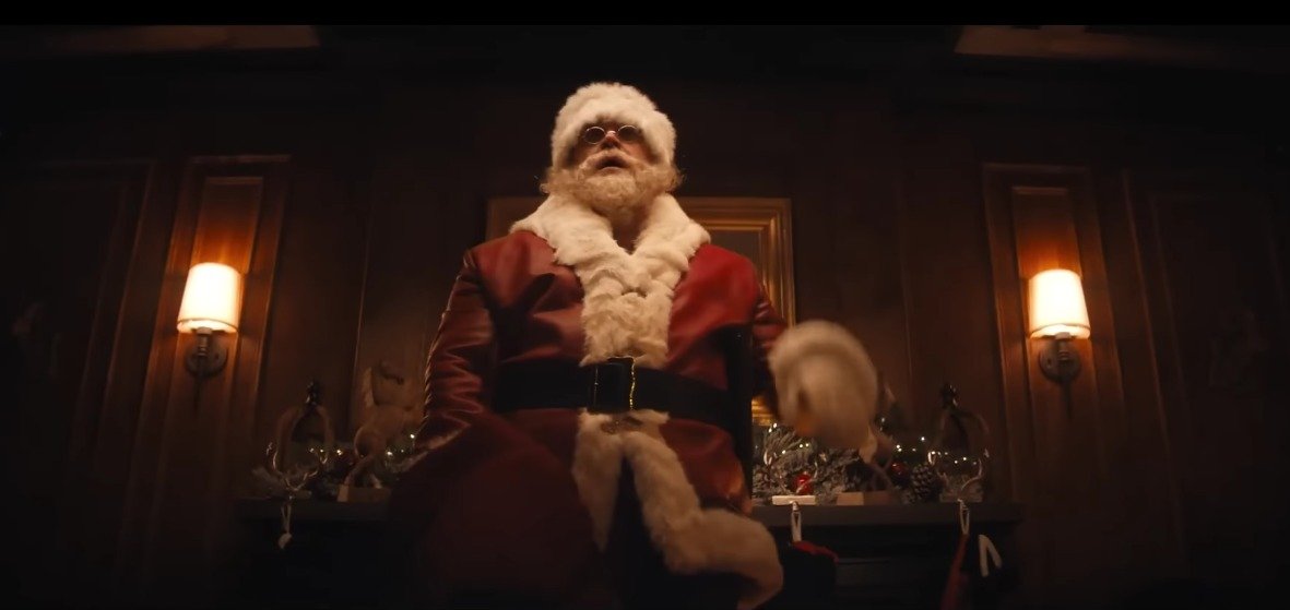 Noite Infeliz: David Harbour vive Papai Noel em trailer de novo