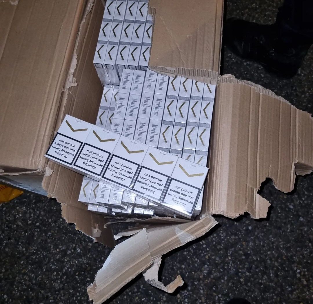 POL_Weerijs's tweet photo. Vanavond trof @TeamVerkeerZWB een verdacht Frans voertuig aan in #Zundert. Na staandehouding roken zij een henneplucht. In het voertuig werd hennep, een mes en een forse hoeveelheid sloffen sigaretten zonder belastingzegel aangetroffen. De zaak werd overgedragen aan @Douane. https://t.co/Bx81oB4g4j