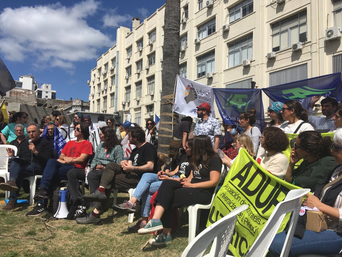 La ⁦<a href="/Udelaruy/">Universidad de la República</a>⁩ en lucha por más presupuesto. Charla de Hugo Barreto en la plaza frente al Ministerio de Trabajo durante la reunión de negociación colectiva #QueAVosNoTeDeLoMismo
