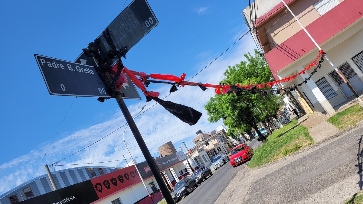 Washivarisco's tweet photo. El barrio jaja guirnalda con pituglobos. Hermoso https://t.co/2SIcBP8GYP