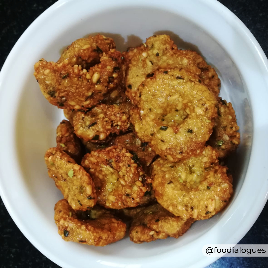 foodialogues's tweet photo. The auspicious day of #VijayaDasami.. The victory of good over evil... Lord Rama over Ravana.. Goddess durga over the demon mahishasura… Invoking her immense blessings the quick neivedhya today was a crisp urad dal vadai. 
Recipe link https://t.co/b3TYOuPhXw😋
#foodialogues https://t.co/XBa4Bt5LPp