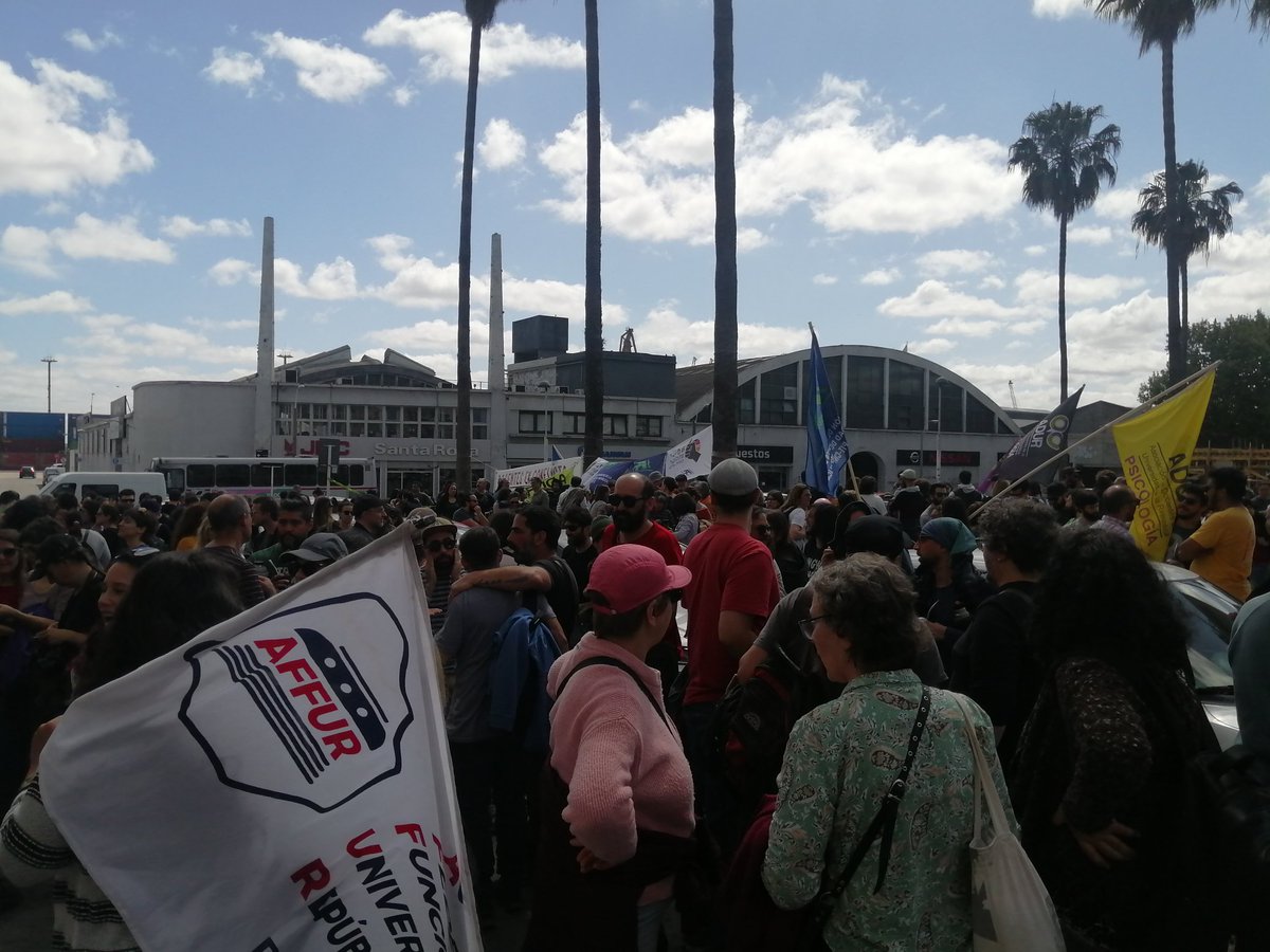 adurfcs's tweet photo. Gremios y sindicatos de la educación llenamos la calle frente al MTSS.
En defensa del presupuesto para la educación, por el futuro y el presente del Uruguay. Por salario y condiciones dignas para trabajar.
#QueNoTeDeLoMismo Sumate! https://t.co/vOUJNNBfKO