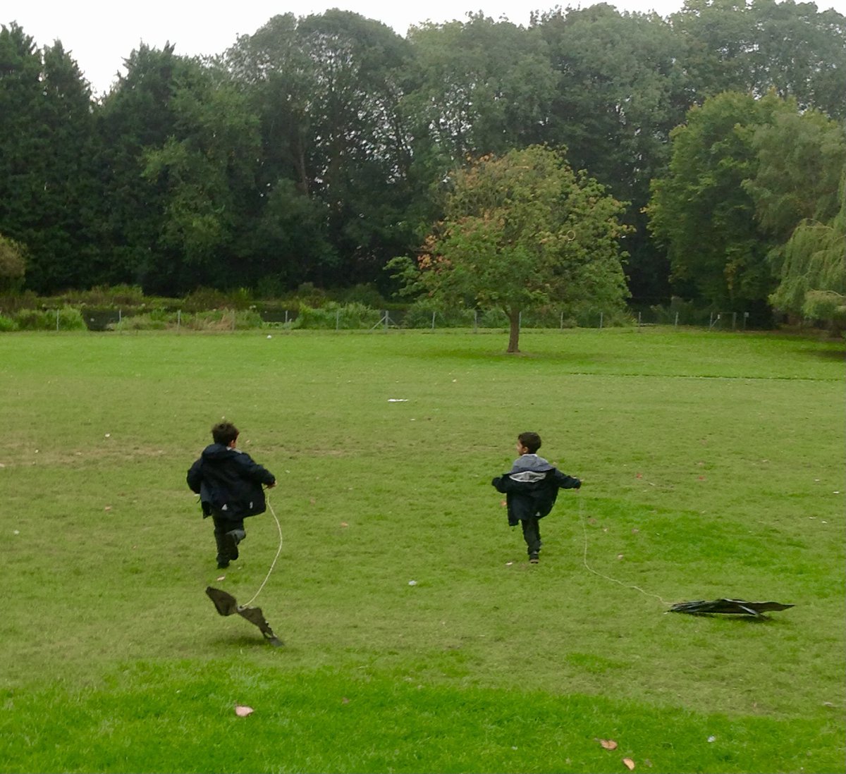 DerbyPrimary's tweet photo. Following their phonics lesson this morning on the sound βkβ, the children decided to make some kites and fly them across the field in the wind. #DerbyIndependence #DerbyLearning https://t.co/8ocDreohzP