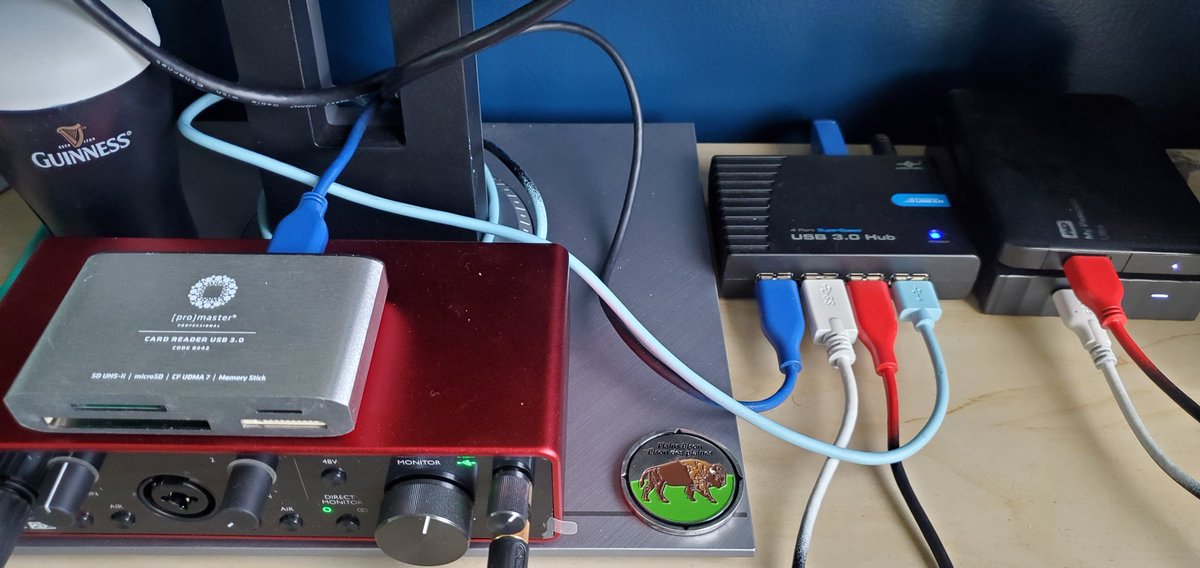 PaulHPhotos's tweet photo. Why don't more companies provide coloured USB cables? Easy to see which is which when swapping out devices. https://t.co/3jIrlfr4Yu