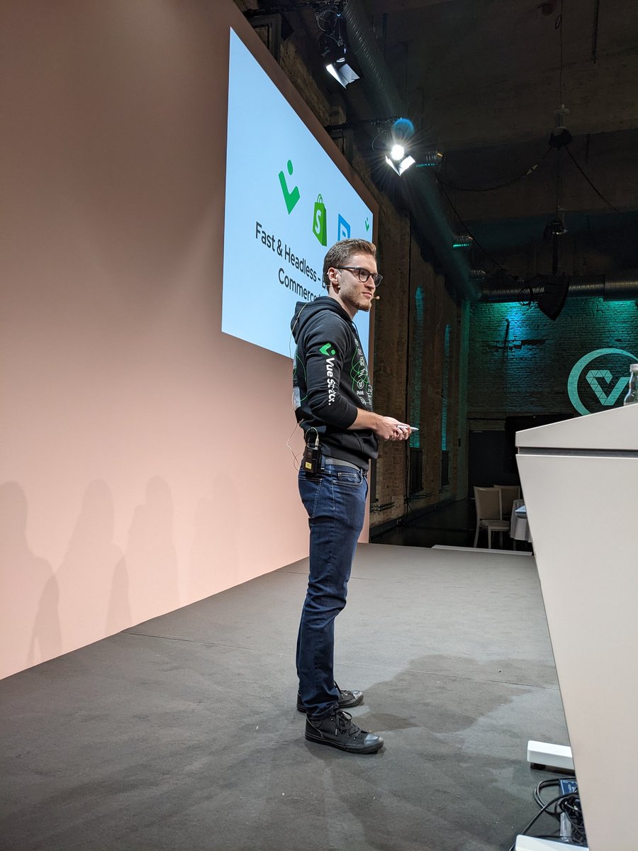 webdave_de's tweet image. Now there is @jacobandrewsky on stage @vue_js_de #vuejsdeconf2022