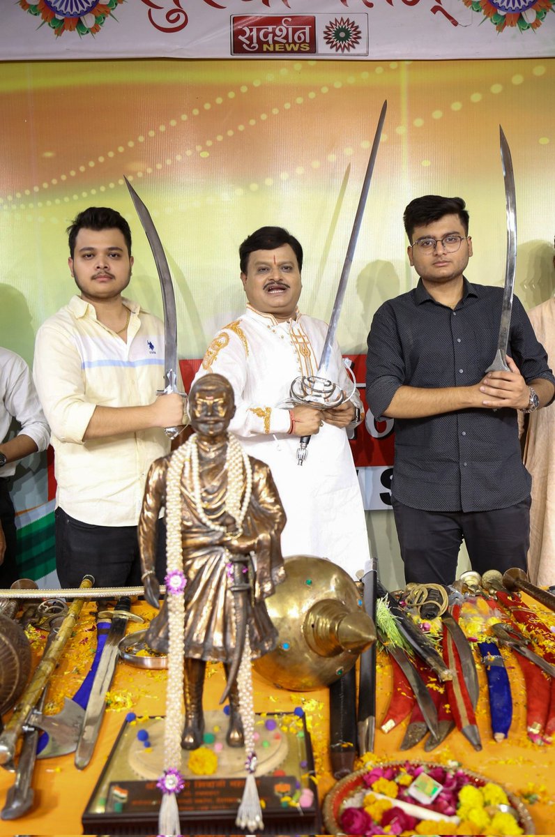 pchavhanke's tweet photo. शस्त्र पूजन @SudarshanNewsTV.
सभी विजयादशमी पर्व मनाने वालो को शुभकामनाएं। 
@SureshChavhanke @schavhanke https://t.co/8uWnvpnCJ7