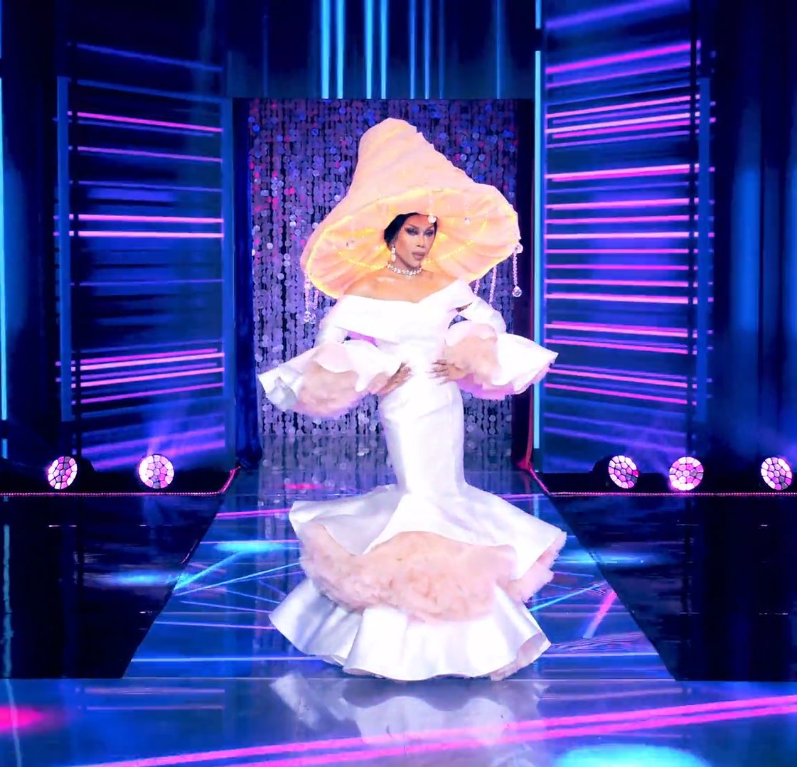 liasbianizm's tweet photo. SHE PUT HER WHOLE PUSSY IN THESE OUTFITS IM OBSESSED #dragraceph https://t.co/uId4U4frlt