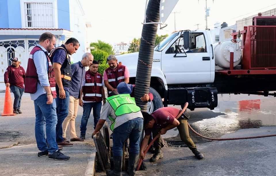 ServPublicosBj's tweet photo. El director de #ServiciosPúblicos, Antonio Chambe, en compañía del Sexto Regidor, Miguel Ángel Zenteno Cortés, y el Secretario de Obras y Servicios Públicos, Salvador Diego, supervisaron la brigada integral de Servicios Públicos en la 📍 #SM41  (1/2) https://t.co/3DSl5RolG3