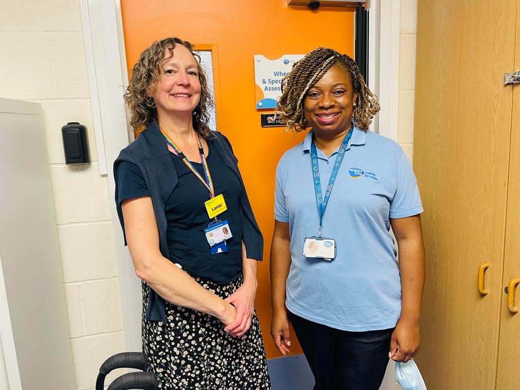 Enabled_Living_'s tweet photo. #AlwaysWorkingTogether💙🧡
It's been a busy day for Yinka in the Wheelchair Service!
It was great to meet with Lanier and Phoebe from @NHS_ELFT to ensure the equipment we supply for Newham wheelchair users meets their therapy goals. https://t.co/Of6cnu7JwO