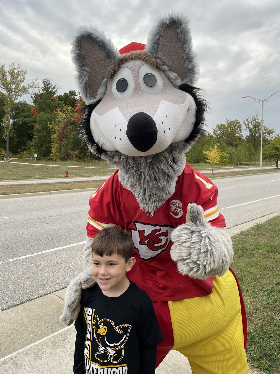 GerholdJon's tweet photo. Today we got to experience our first ever walk to school with @RavensNKC HG got to see @kcwolf , and I got to catch up with one of the best principals ever @Aimster70 We can’t wait for next year! @NKCSchools https://t.co/kakCzSKZjI