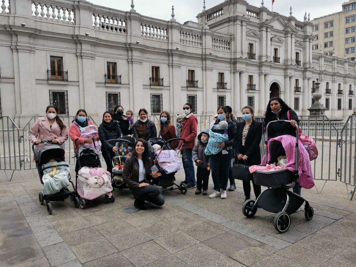 LaylaBarriosC's tweet photo. Mujeres, madres y trabajadoras 💪 entre otros roles variados que cumplimos van en representación de miles de madres que esperamos  que el presidente @gabrielboric se pronuncie sobre la #ExtensionPostnatalParental por qué nuestros hij@s 👶🏻 nos necesitan n casa #noqueremosrenunciar https://t.co/NbJYR3OpUL