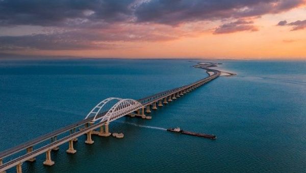 DocHoll18516751's tweet photo. @ZelenskyyUa Mr. President is time to take out the bridge to Crimea, and all rail lines and highways from Russia to Ukraine. Trapped like rats without supplies, the Czar's army will fold like a cheap tent. Game, set, and match. #fuckputin #fuckrussia #Ukrainerocks https://t.co/1dZTdom2Yk