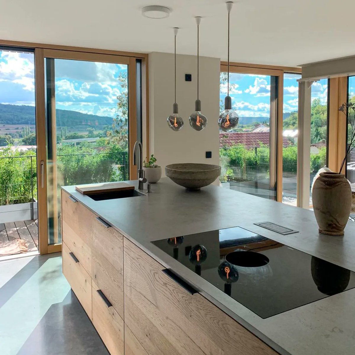 NudCollection's tweet image. Back to our favorite kitchen. The view, the design and the lighting 👏😍✨ From the home of @houselovelife #ourfaveplaces #kitchenisland #nudcollection #decorativelighting