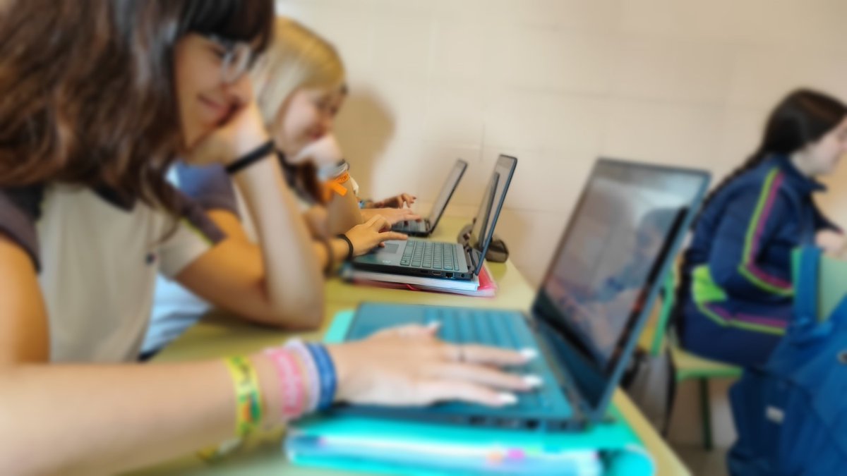 fecmips's tweet photo. En las #optativas del alumnado de #Secundaria podemos encontrar diferentes grupos de asignaturas donde nuestro alumnado más mayor, como en este caso #4ESO, trabaja en sintonía con sus compañeros de elección.
#secundaria
@colegiosfec https://t.co/iyRA5YzbYz