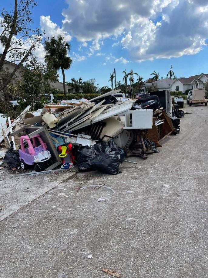lauren_sween's tweet photo. My @barbri 1L outline didn't make the evacuation with me.  It and the rest of our earthly possessions are out in the street.  If I can survive #2l through this, y'all attorneys better believe I'm the best candidate for the job over some Yale grad.  @MitchellHamline has my back https://t.co/CVH4p2MxrH