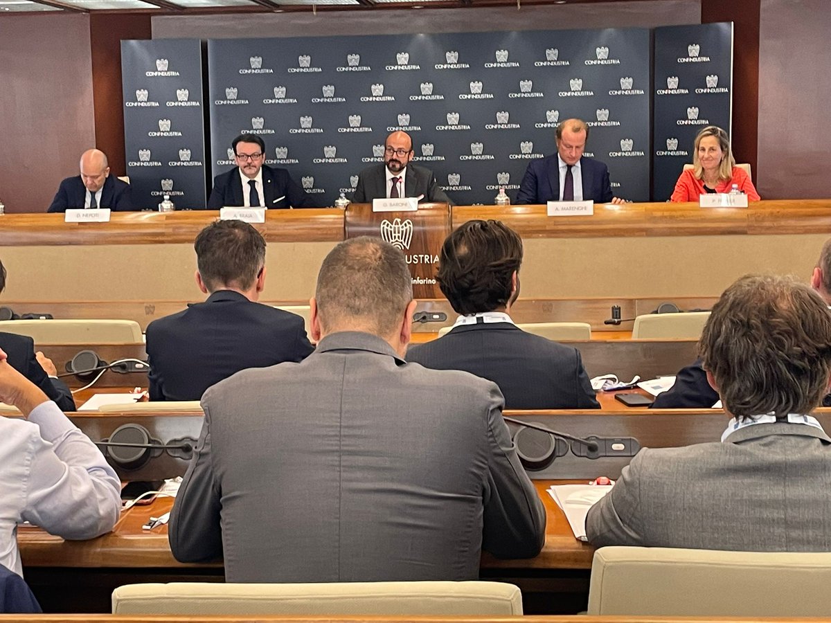 Finalmente torna in presenza il percorso di #formazione #Altascuola per la #PiccolaIndustria di <a href="/Confindustria/">Confindustria</a> con oltre 50 #imprenditori con carica associativa. Grazie ai Presidenti <a href="/GiovanniBaroni/">Giovanni Baroni</a>, <a href="/AlbertoMarenghi/">Alberto Marenghi</a> e al VP per la Formazione <a href="/antonio_braia/">Antonio Braia</a> per i loro interventi