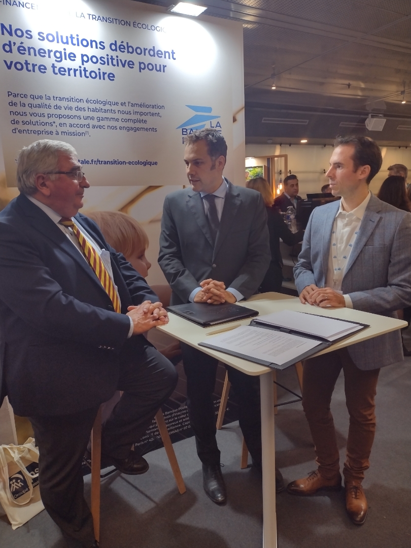 LPNews_BFC's tweet photo. #JPFichère, #ClémentLoiseau et @LFalret étaient au #CongrèsdesEPL 2022, à #Tours pour la signature d'un partenariat entre @LaBanquePostale et la @FedEpl de BFC ! 🖊️ Une signature pour de beaux projets financés sur notre territoire ! #Aménagementduterritoire #financeslocales https://t.co/X5vUDVyhvR