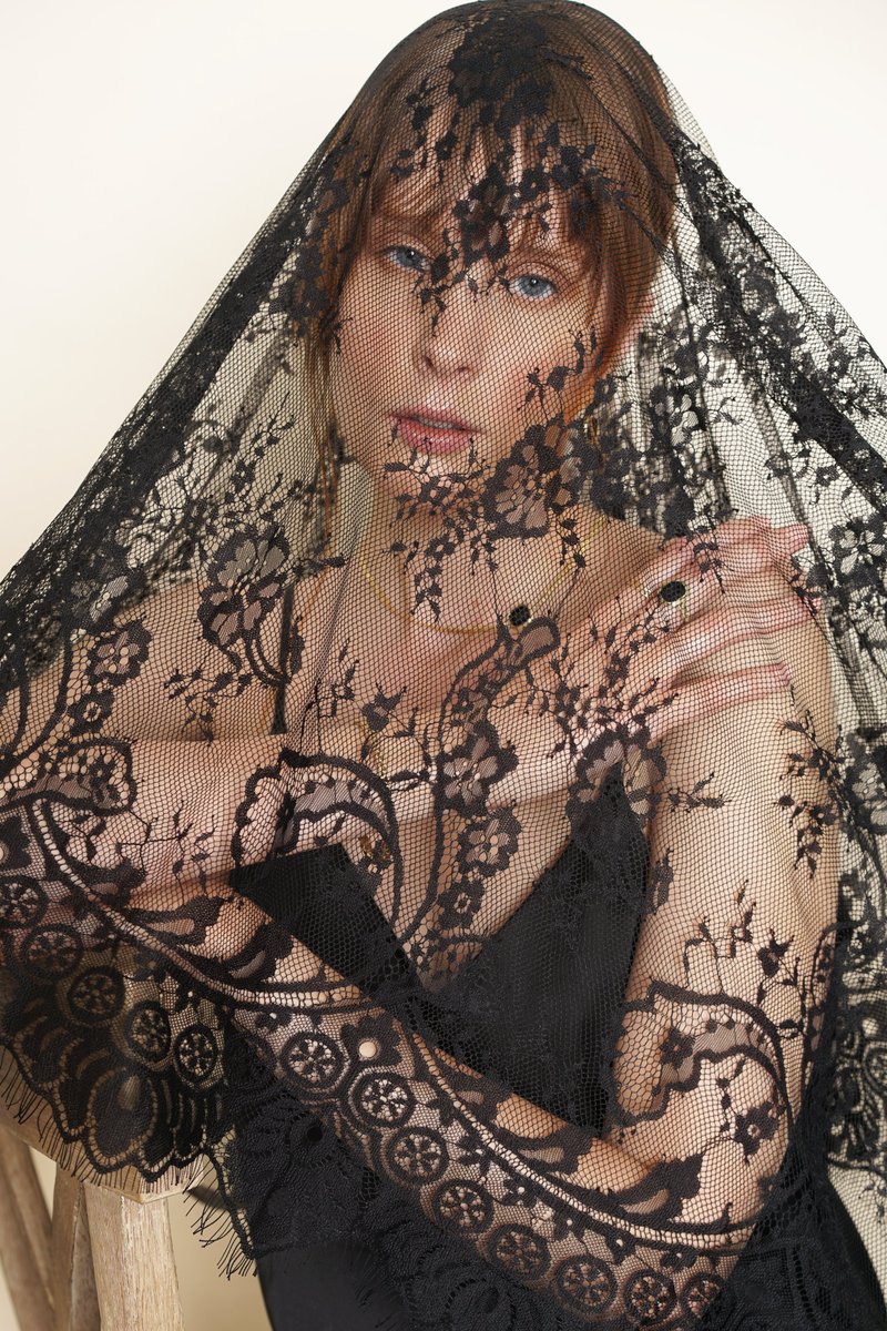 Goldstories_'s tweet image. From gold to silver to diamond to semi-precious stones, from chunky pieces to delicate ones, we have seen how jewelry has been designed to keep up with the changing tastes! 

#jewelry

 goldstoriesjewelry.com