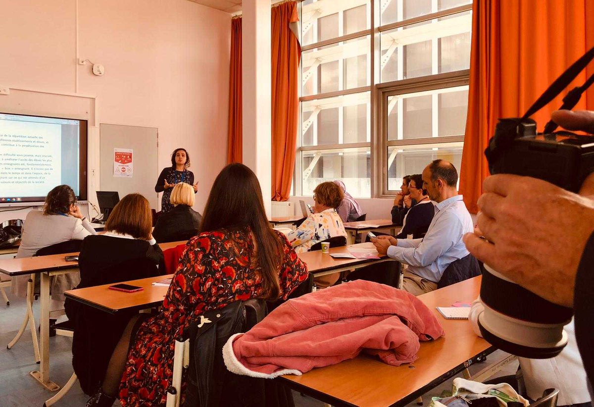 ecolhuma's tweet photo. Il n’existe pas de mesure objective, fixée dans le temps et dans l’espace, de la “qualité d’un enseignant”. C’est un métier multi-dimensionnel. Ce qui est attendu des enseignants dépend des valeurs et objectifs de la société elle-même - Asma Benhenda #Ecolhuma https://t.co/UisVkYDJtn