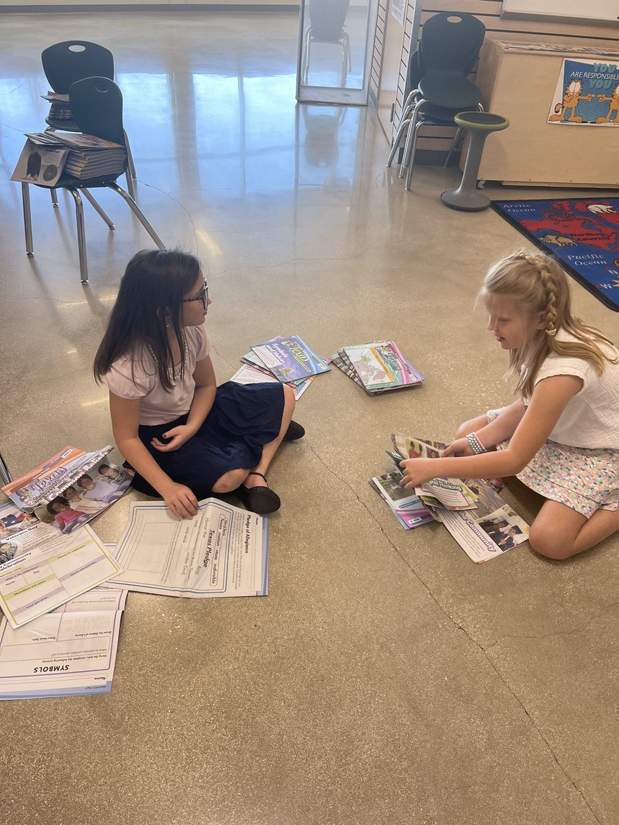 Career Day at Fabra and this teacher it putting her future teachers to work! They are doing such a great job working as a team to get the job done! <a href="/FabraElem/">Fabra Elementary School</a> <a href="/BoerneISD/">Boerne ISD</a>