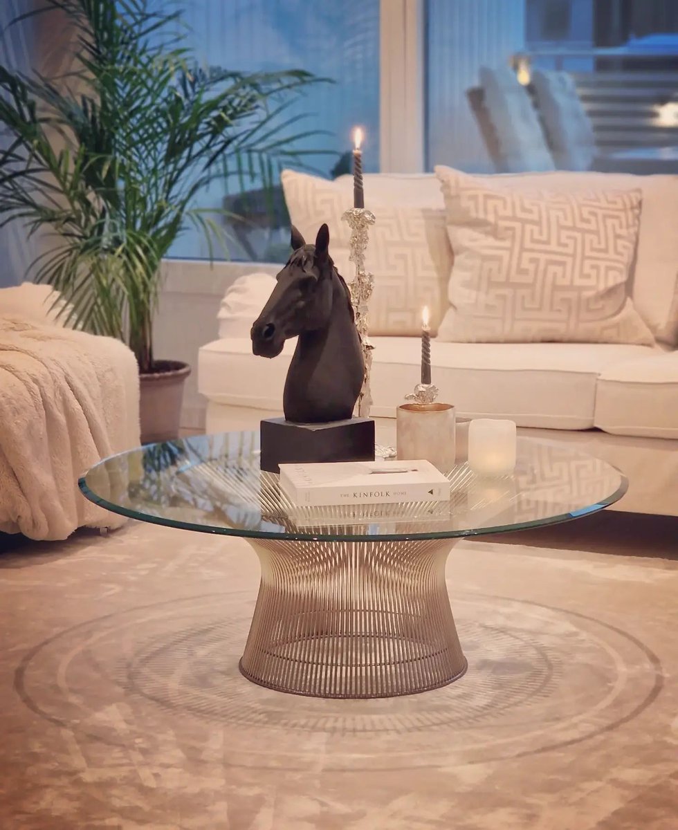 A focal point in any living room, the Platner Coffee Table's curved steel rod design is simultaneously structure and ornament, epitomizing Warren Platner's graceful but rational approach to modern design. 📸:@karolinemilonico #myknoll ms.spr.ly/6011d10EX