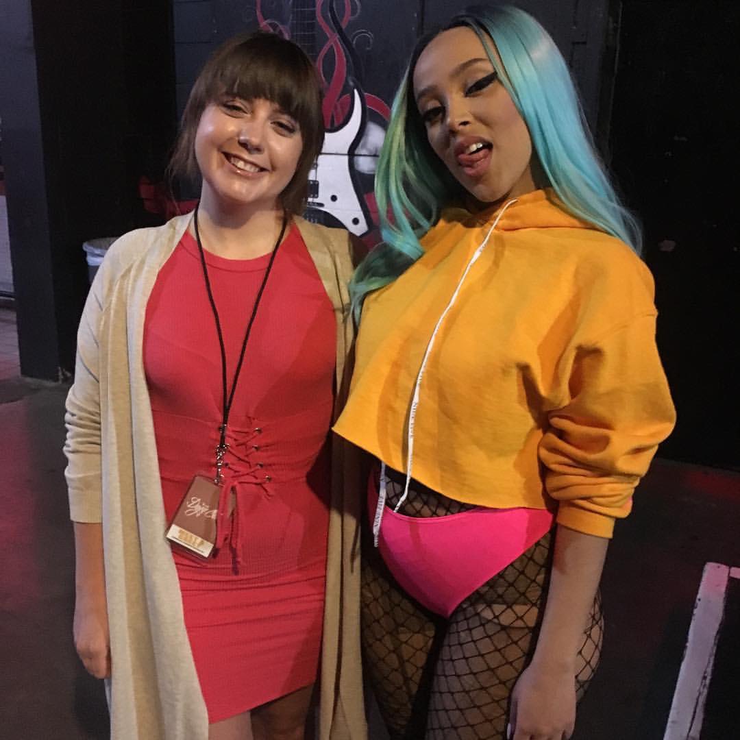 ThrowbackDoja's tweet photo. Doja Cat backstage with fans on day 15 of her #AmalaTour in Minneapolis 4 years ago today (october 5th 2018) https://t.co/D3ZKJECDDf
