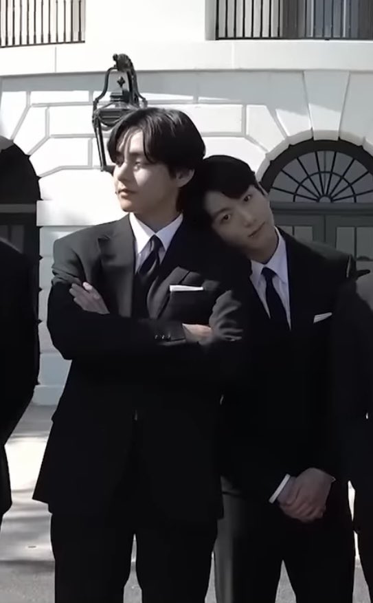 Tayuyx's tweet photo. ทุกคนมาดูกระต่ายอ้อนเสือเร็ว 

#Taekook #Vkook #วีกุก https://t.co/BBJxqXOwrx