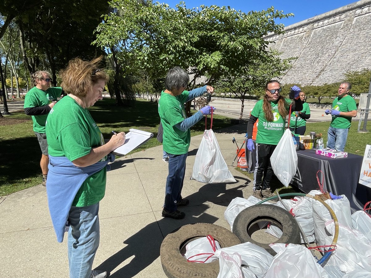 Last week we #volunteered with the Westchester Park Foundation to help remove 258 pounds of trash from the surrounding parks as well as donate $20,000 to support programs for local, underserved youth. Thank you to the WPF team and our Fujifilm family for all their help! ❤️