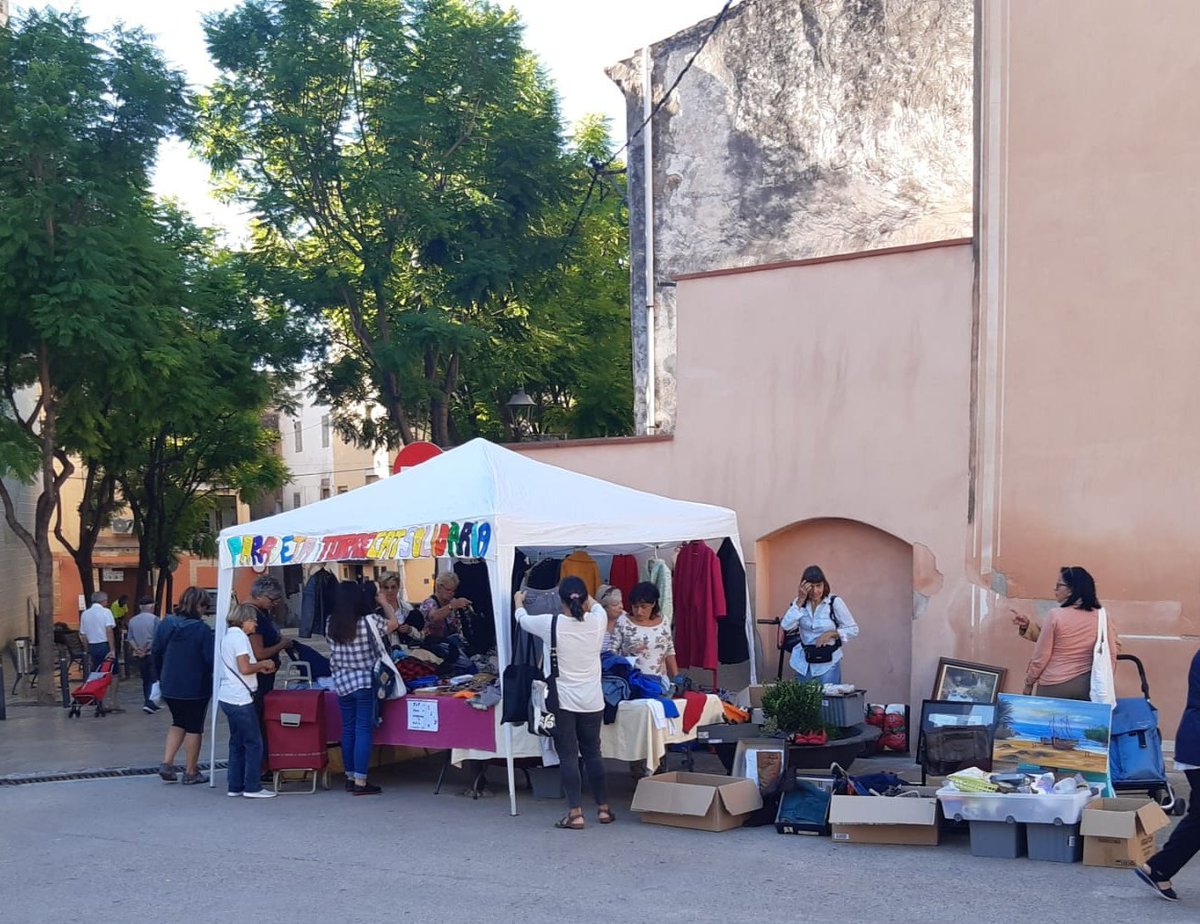 torrecatsocial's tweet photo. 🆙Un altra jornada de paradeta solidària de #Torrecat d'èxit, amb la vostra ajuda!❣️🐈⬛
Preparar, muntar, desmuntar, transportar,... representa un gran esforç però ens compensa la il·lusió i les ganes de passar-ho bé! 💪💪
#Torrecat #Torredembarra #gatsdecarrer #solidaritat https://t.co/16WEacUEsd