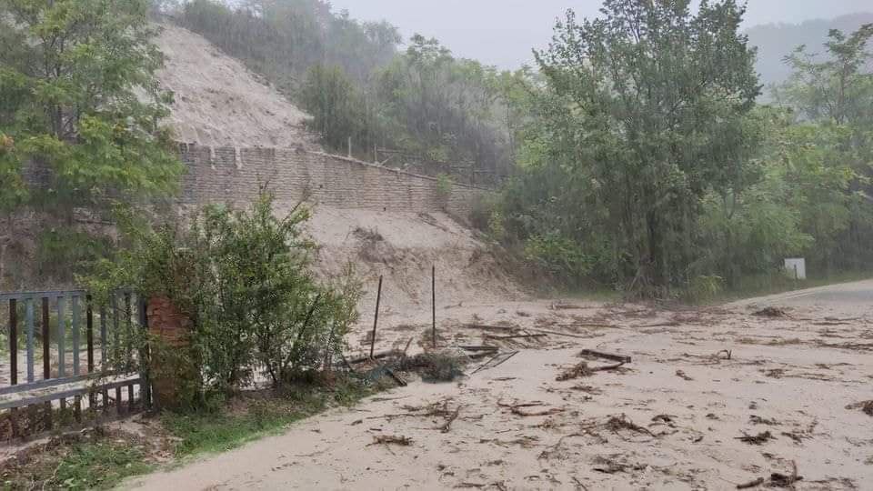 PoliTOnews's tweet photo. L'alluvione delle Marche era prevedibile? Secondo l'analisi del #PoliTo la risposta è negativa: l'evento è stato causato da piogge di straordinarietà superiore agli eventi più gravi mai registrati in Italia
➡️https://t.co/bcCHqNh9hG
#PoliFlash #DIATI
@DIATI_poliTO https://t.co/loSuolKpvQ