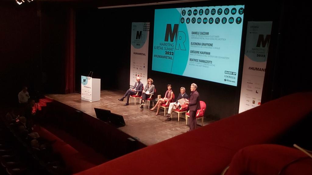 Salgono sul palco @DanieleCazzani
<a href="/eleonoragraffio/">eleonora graffione</a> <a href="/loskaufmanos/">Grégoire Kaufman</a> Beatrice Ramazzotti
Gli opinionisti di Mark Up

#retail2022
#humanretail