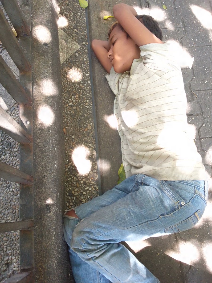 managuac's tweet photo. SOS!  SOS! SOS!
Este niño de unos 7 años está en Plaza VENEZUELA
No atiende, esta como sin conocimiento, dormído https://t.co/VIEKxgm5ZO