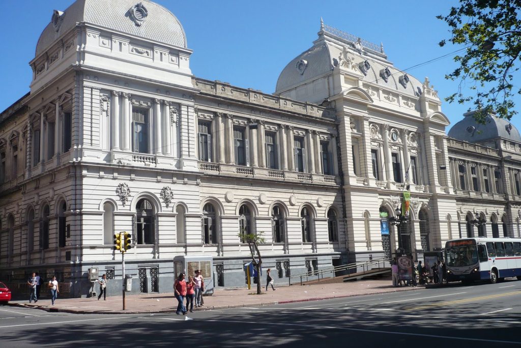 «Que no te dé lo mismo»
Paralización de actividades en Udelar y movilización por presupuesto. 

📍Se realizará una marcha masiva el jueves 6 de octubre a las 18 horas.

👉Más información para entender sobre las medidas en: acortar.link/SjVaec