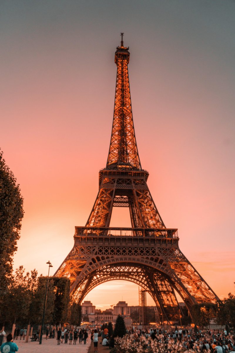 #LeSaviezVous ❓
La tour Eiffel ne s'est pas toujours nommée ainsi... En effet, lors de l'exposition universelle en 1889, son premier nom était "la tour de 300 mètres" !